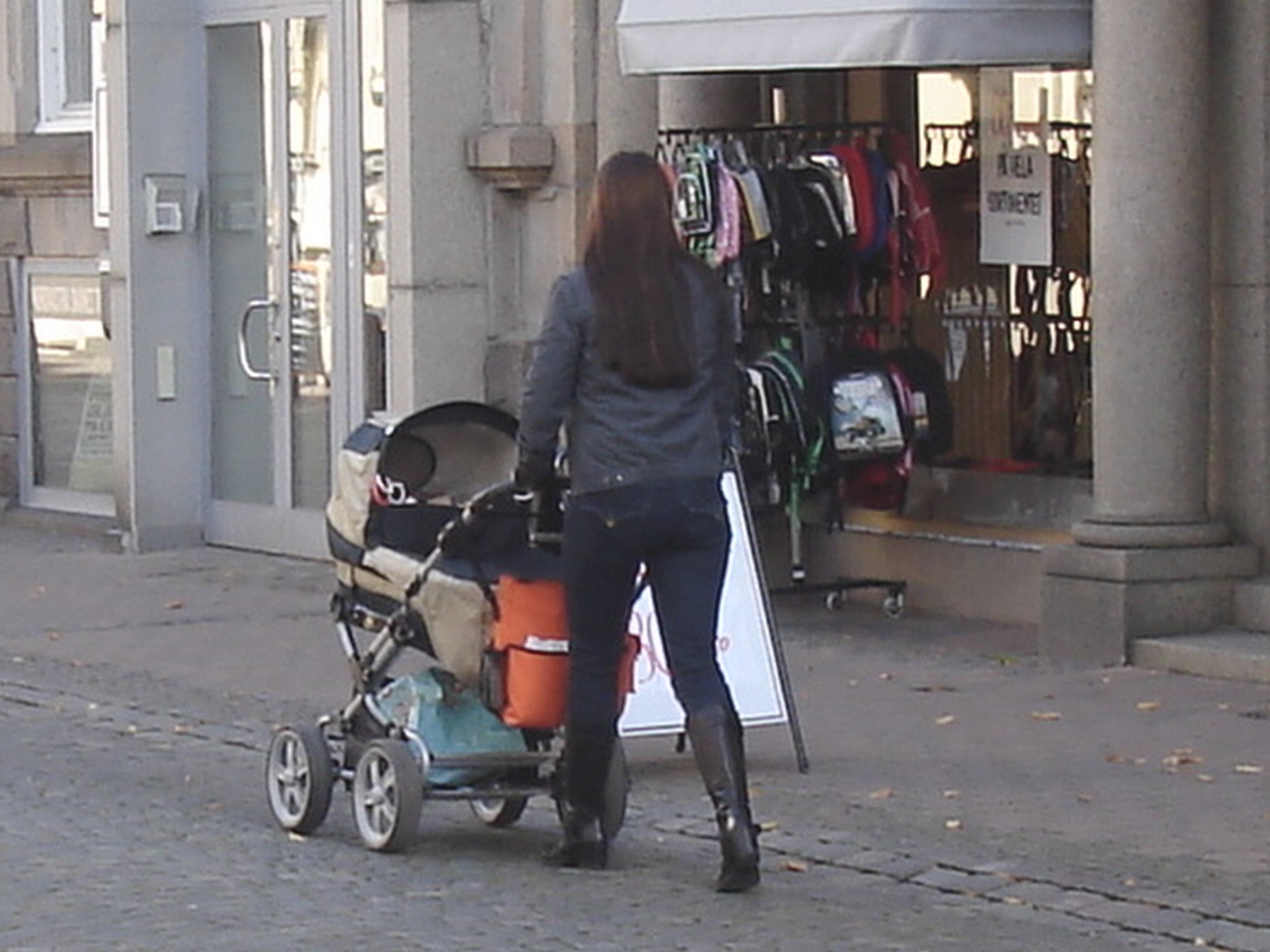 Pladers Mom in sexy boots / Maman Pladers en bottes sexy