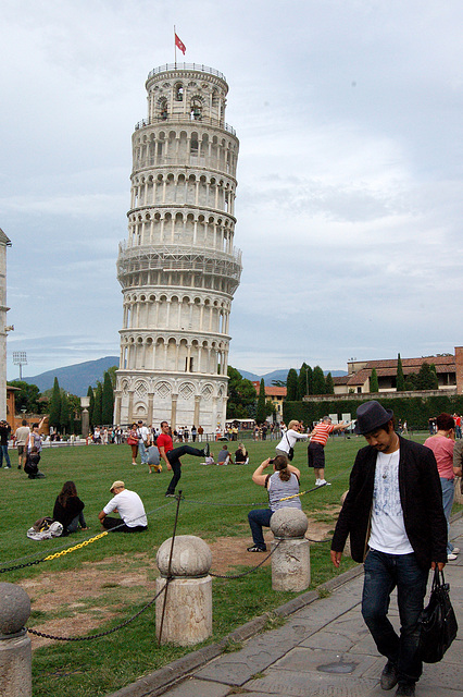 Oblikva Turo de Pisa