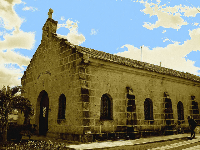 Église Santa Elvira / Santa Elvira church - Varadero, CUBA.  6 février 2010 - Sepia avec ciel bleu photofiltré