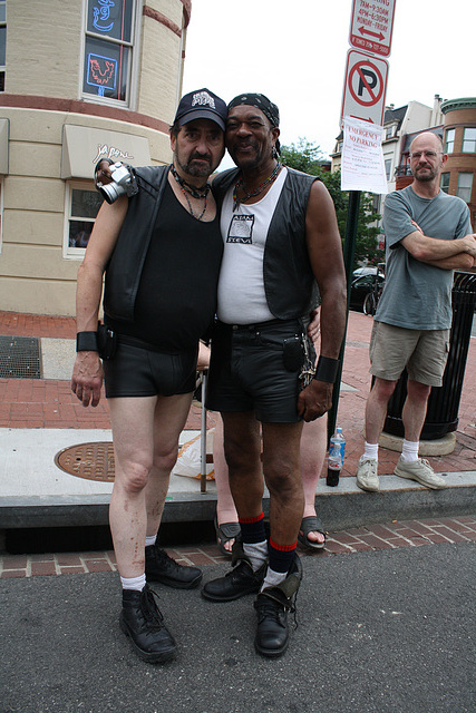 41.WaitingForPrideParade.PStreet.NW.WDC.12June2010