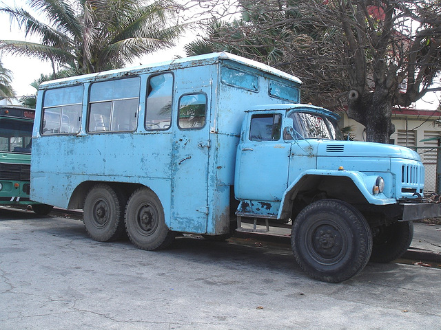 Ancien camion bleu / Old blue truck - Varadero, CUBA.  6 février 2010