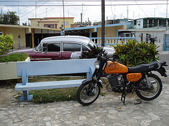 Old car and motorcycle / Voiture ancienne et moto cubaine