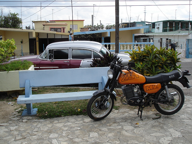 Old car and motorcycle / Voiture ancienne et moto cubaine