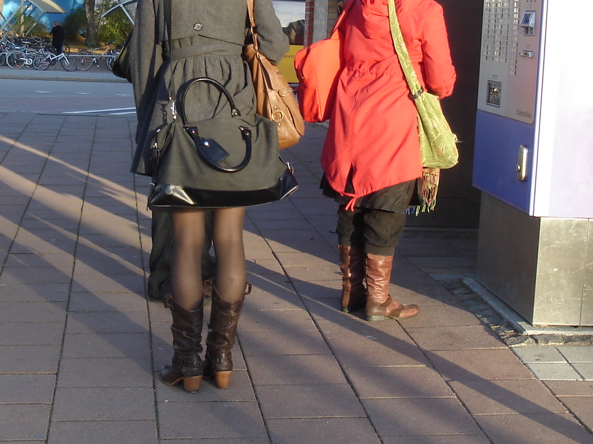 Grande blonde suédoise en bottes de cowgirl sexy et bonnet blanc -   Tall blond woolly hatter in cowgirl boots and sexy legs - Ängelholm / Suède - Sweden.  23 octobre 2008
