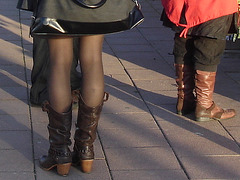 Grande blonde suédoise en bottes de cowgirl sexy et bonnet blanc -   Tall blond woolly hatter in cowgirl boots and sexy legs - Ängelholm / Suède - Sweden.  23 octobre 2008