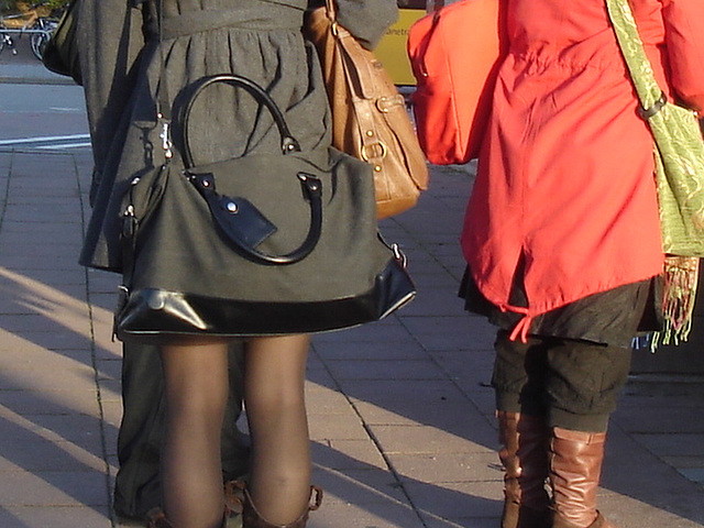 Grande blonde suédoise en bottes de cowgirl sexy et bonnet blanc -   Tall blond woolly hatter in cowgirl boots and sexy legs - Ängelholm / Suède - Sweden.  23 octobre 2008