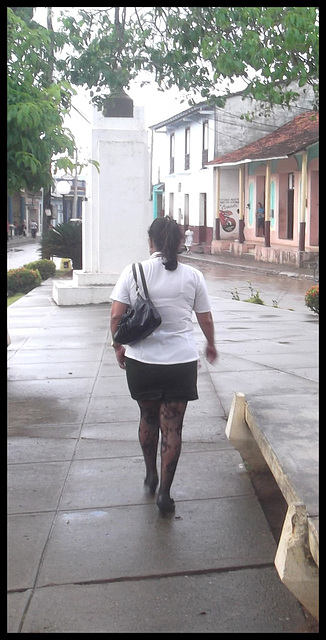 Chubby cuban girl in high heels / Cubaine bien en chair en talons hauts - Recadrage