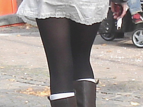 Typique jeune blonde suédoise en mini-jupe et bottes à talons hauts / Typical Swedish blond in high-heeled boots and miniskirt - sexy  - Ängelholm / Suède - Sweden.  23-10-2008