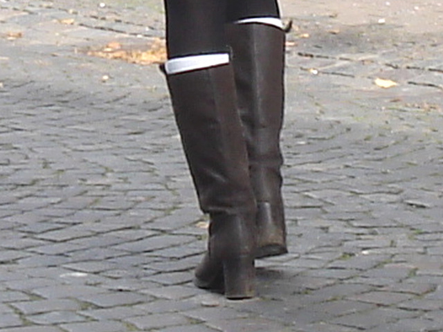 Typique jeune blonde suédoise en mini-jupe et bottes à talons hauts / Typical Swedish blond in high-heeled boots and miniskirt - sexy  - Ängelholm / Suède - Sweden.  23-10-2008