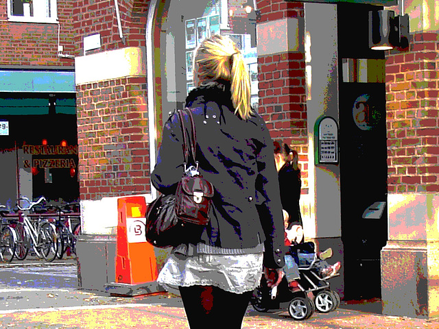 Typique jeune blonde suédoise en mini-jupe et bottes à talons hauts / Typical Swedish blond in high-heeled boots and miniskirt - sexy  - Ängelholm / Suède - Sweden.  23-10-2008 -  Postérisation