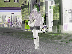 Typique jeune blonde suédoise en mini-jupe et bottes à talons hauts / Typical Swedish blond in high-heeled boots and miniskirt - sexy  - Ängelholm / Suède - Sweden.  23-10-2008  -  Négatif RVB