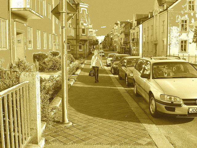 Triss blond Lady with a short skirt in high heels /  Blonde Triss en jupe courte et talons hauts - Ängelholm / Sweden - Suède. 23-10-2008  - Sepia postérisé au ciel  photofiltré