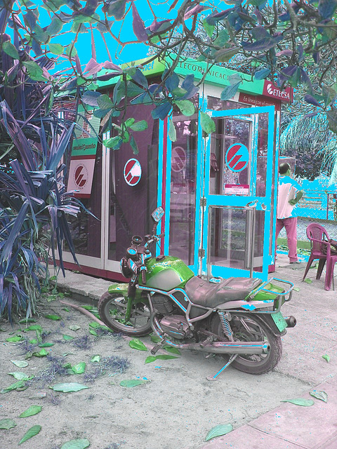 Moto téléphonique /  Phone motorcycle - Varadero, CUBA -   9 février 2010-  Inversion RVB avec bleu photofiltré