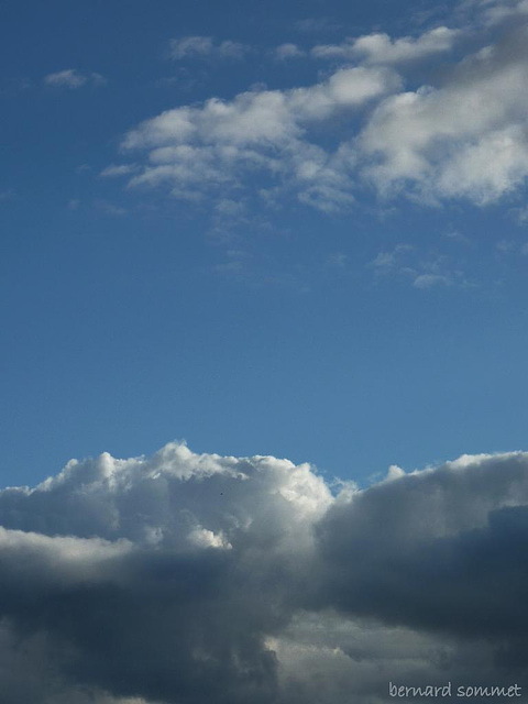 Vol au dessus d'un nid de nuages