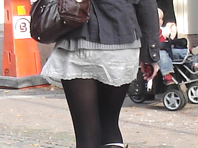 Typique jeune blonde suédoise en mini-jupe et bottes à talons hauts / Typical Swedish blond in high-heeled boots and miniskirt - sexy  - Ängelholm / Suède - Sweden.  23-10-2008