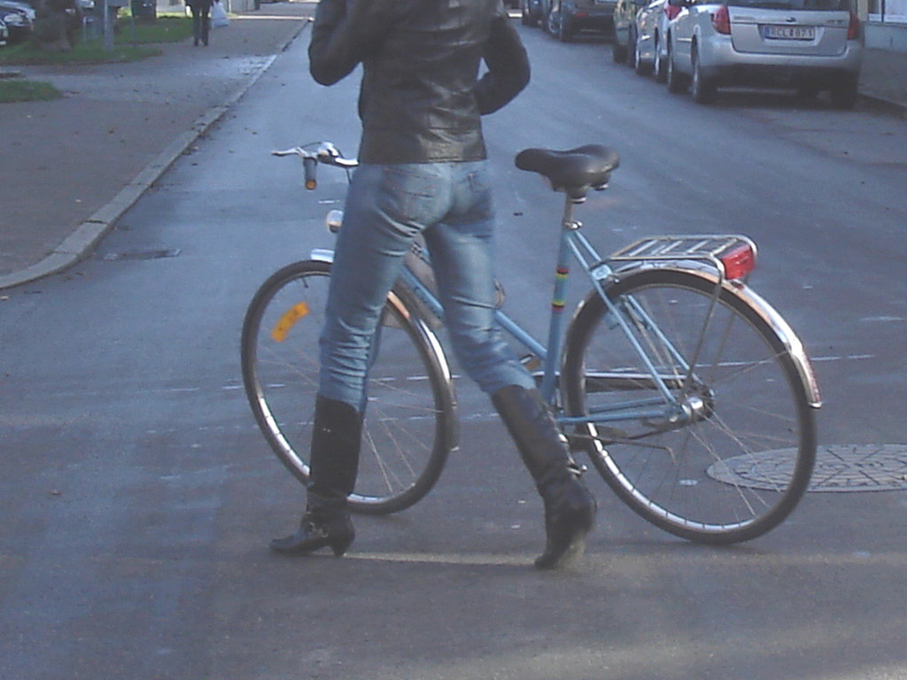 Cycliste en bottes à talons hauts / Walking Swedish biker in jeans & high-heeled boots at her cell phone - Ängelholm  / Suède - Sweden.  23-10-2008