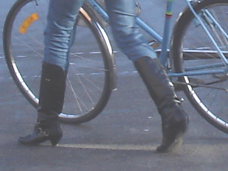 Cycliste en bottes à talons hauts / Walking Swedish biker in jeans & high-heeled boots at her cell phone - Ängelholm  / Suède - Sweden.  23-10-2008