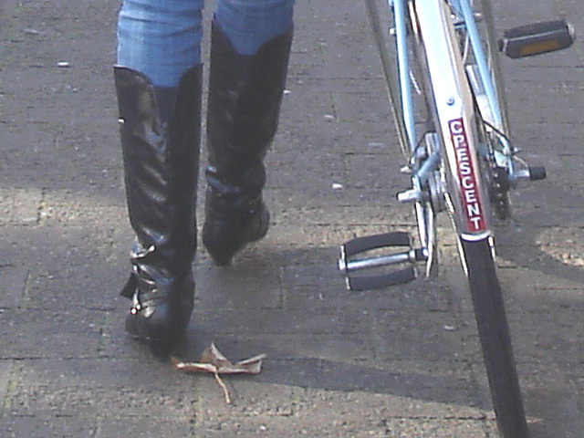 Cycliste en bottes à talons hauts / Walking Swedish biker in jeans & high-heeled boots at her cell phone - Ängelholm  / Suède - Sweden.  23-10-2008