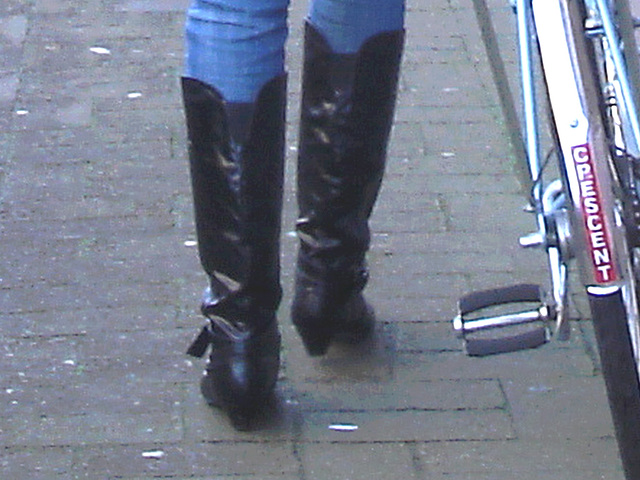 Cycliste en bottes à talons hauts / Walking Swedish biker in jeans & high-heeled boots at her cell phone - Ängelholm  / Suède - Sweden.  23-10-2008