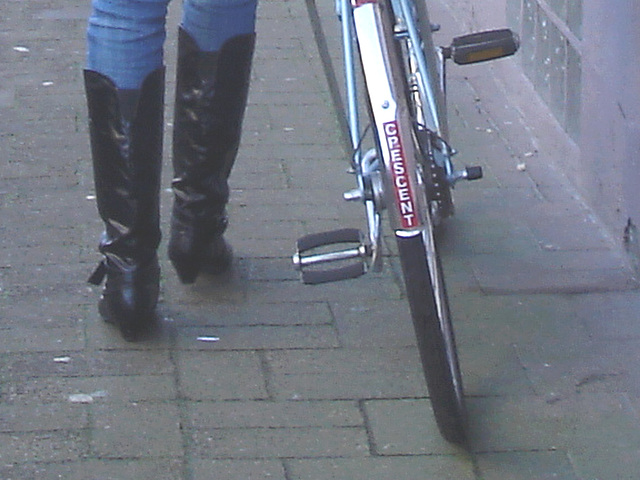 Cycliste en bottes à talons hauts / Walking Swedish biker in jeans & high-heeled boots at her cell phone - Ängelholm  / Suède - Sweden.  23-10-2008