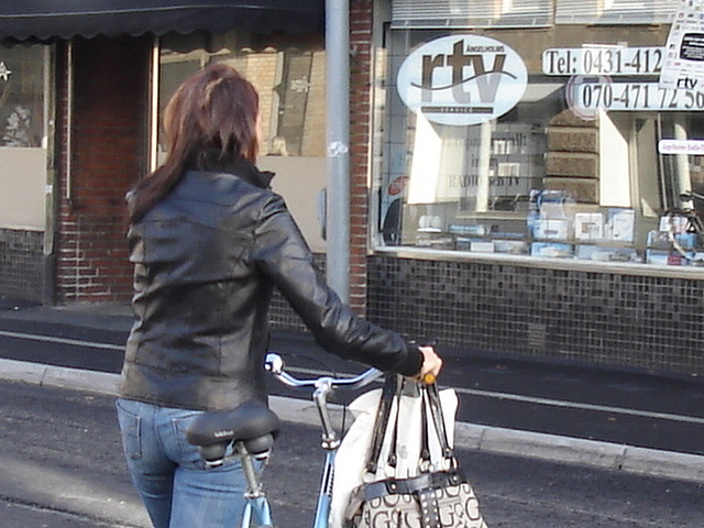 Cycliste en bottes à talons hauts / Walking Swedish biker in jeans & high-heeled boots at her cell phone - Ängelholm  / Suède - Sweden.  23-10-2008