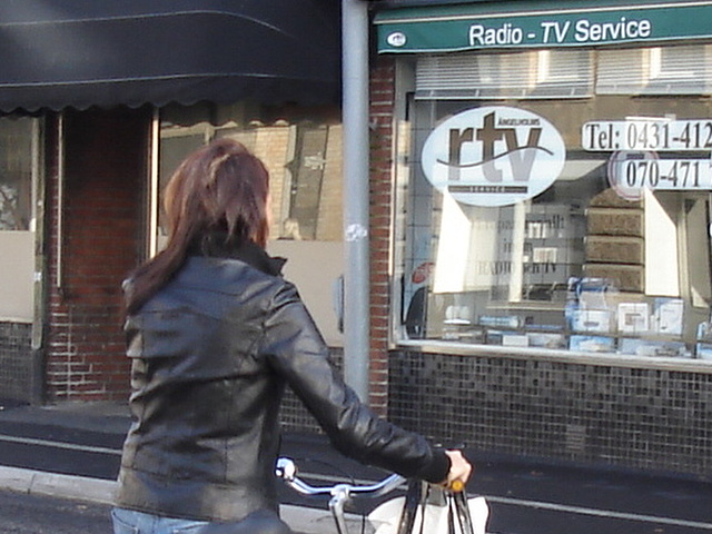 Cycliste en bottes à talons hauts / Walking Swedish biker in jeans & high-heeled boots at her cell phone - Ängelholm  / Suède - Sweden.  23-10-2008