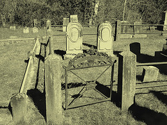 Old Burt cemetery /  Cimetière Old Burt - Près de Essex, NY- USA.  23 avril 2010  - Photo ancienne / Vintage