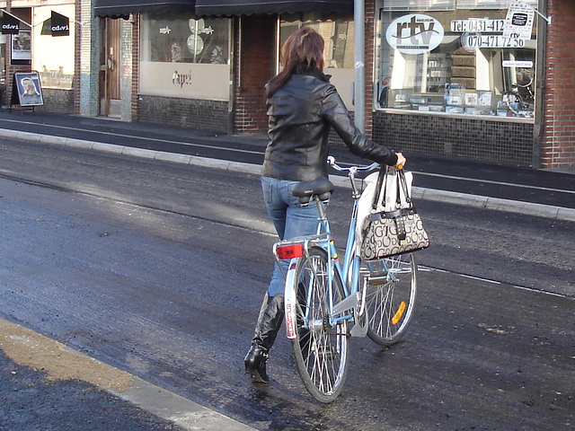 Cycliste en bottes à talons hauts / Walking Swedish biker in jeans & high-heeled boots at her cell phone - Ängelholm  / Suède - Sweden.  23-10-2008