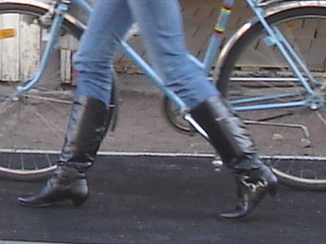 Cycliste en bottes à talons hauts / Walking Swedish biker in jeans & high-heeled boots at her cell phone - Ängelholm  / Suède - Sweden.  23-10-2008