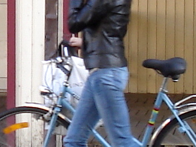 Cycliste en bottes à talons hauts / Walking Swedish biker in jeans & high-heeled boots at her cell phone - Ängelholm  / Suède - Sweden.  23-10-2008