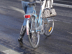 Cycliste en bottes à talons hauts / Walking Swedish biker in jeans & high-heeled boots at her cell phone - Ängelholm  / Suède - Sweden.  23-10-2008