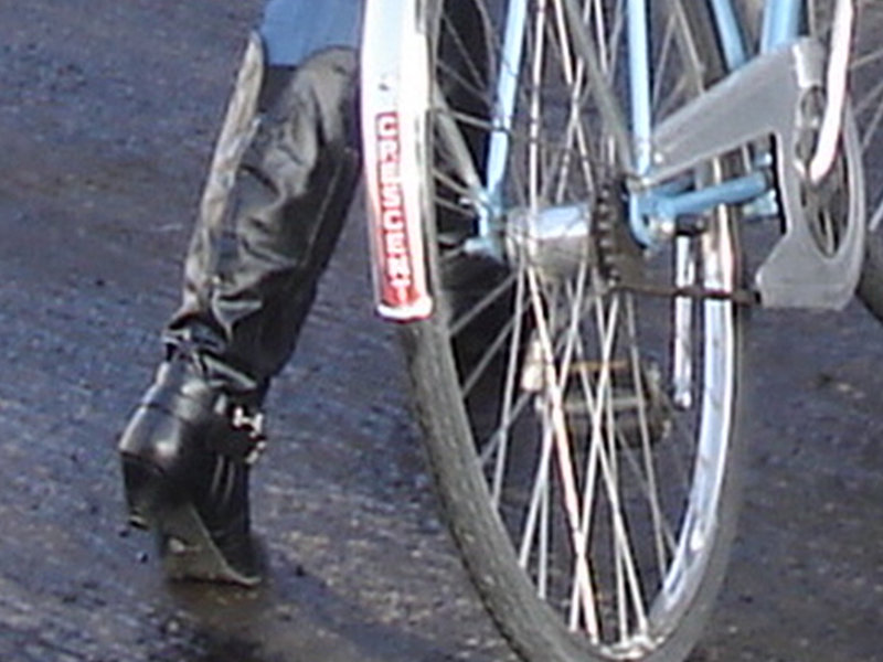 Cycliste en bottes à talons hauts / Walking Swedish biker in jeans & high-heeled boots at her cell phone - Ängelholm  / Suède - Sweden.  23-10-2008