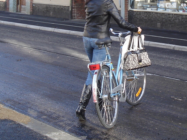 Cycliste en bottes à talons hauts / Walking Swedish biker in jeans & high-heeled boots at her cell phone - Ängelholm  / Suède - Sweden.  23-10-2008