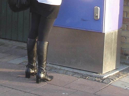 Rouquine à chapeau avec bottes à talons marteaux et boucles / Readhead hatter Lady in hammer heeled Boots with buckles - Ängelholm  / Suède - Sweden.  23-10-2008
