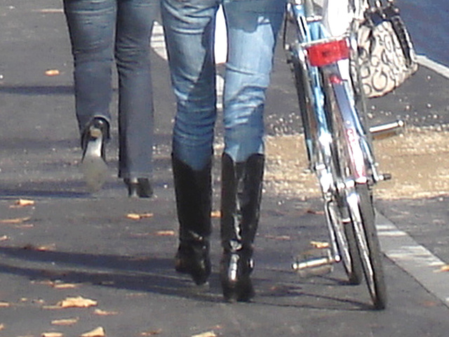 Cycliste en bottes à talons hauts / Walking Swedish biker in jeans & high-heeled boots at her cell phone - Ängelholm  / Suède - Sweden.  23-10-2008