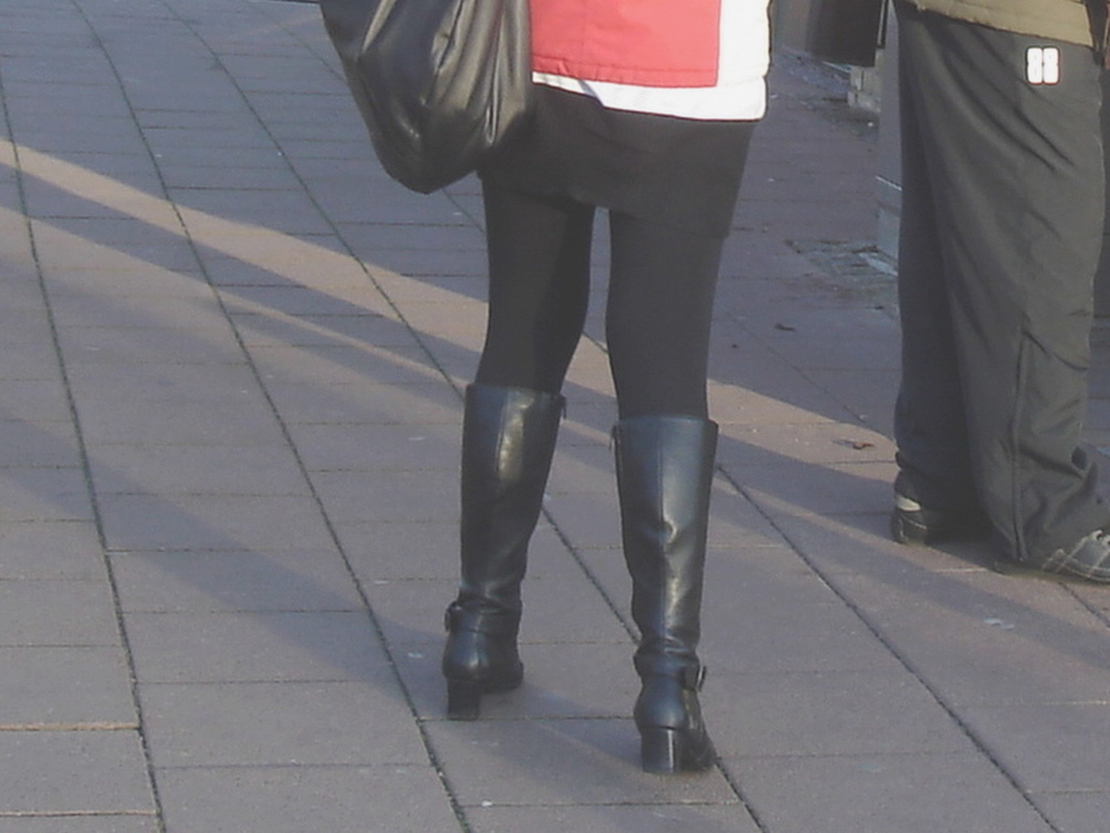 Rouquine à chapeau avec bottes à talons marteaux et boucles / Readhead hatter Lady in hammer heeled Boots with buckles - Ängelholm  / Suède - Sweden.  23-10-2008