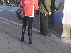 Rouquine à chapeau avec bottes à talons marteaux et boucles / Readhead hatter Lady in hammer heeled Boots with buckles - Ängelholm  / Suède - Sweden.  23-10-200