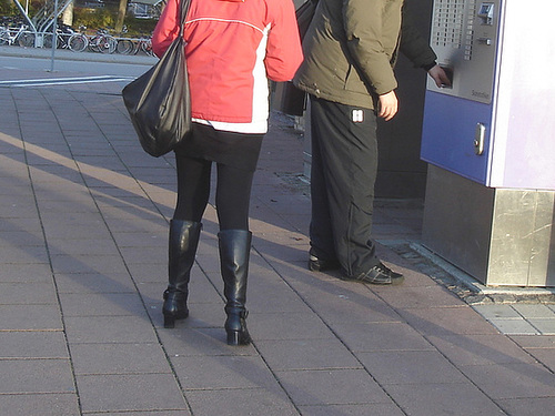 Rouquine à chapeau avec bottes à talons marteaux et boucles / Readhead hatter Lady in hammer heeled Boots with buckles - Ängelholm  / Suède - Sweden.  23-10-200