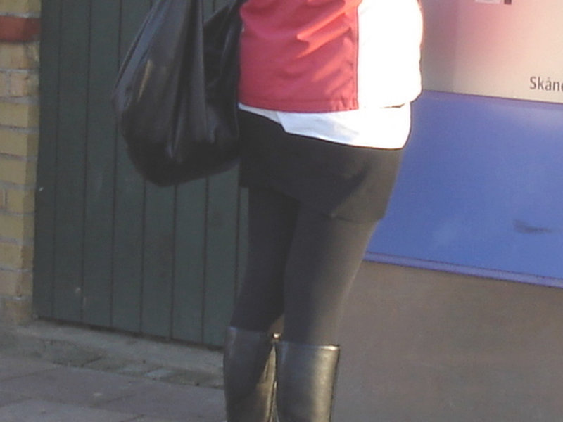Rouquine à chapeau avec bottes à talons marteaux et boucles / Readhead hatter Lady in hammer heeled Boots with buckles - Ängelholm  / Suède - Sweden.  23-10-2008
