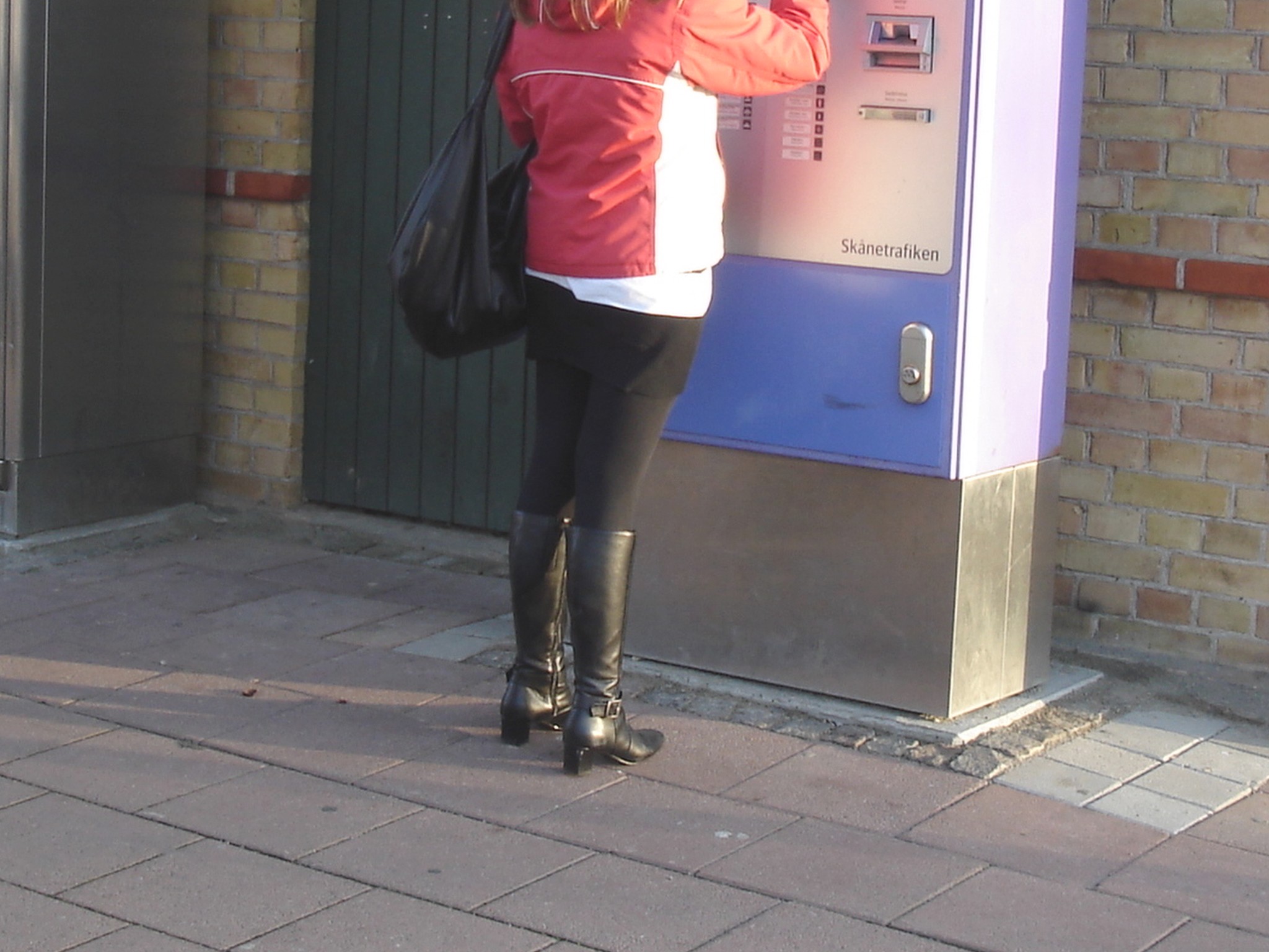 Rouquine à chapeau avec bottes à talons marteaux et boucles / Readhead hatter Lady in hammer heeled Boots with buckles - Ängelholm  / Suède - Sweden.  23-10-2008