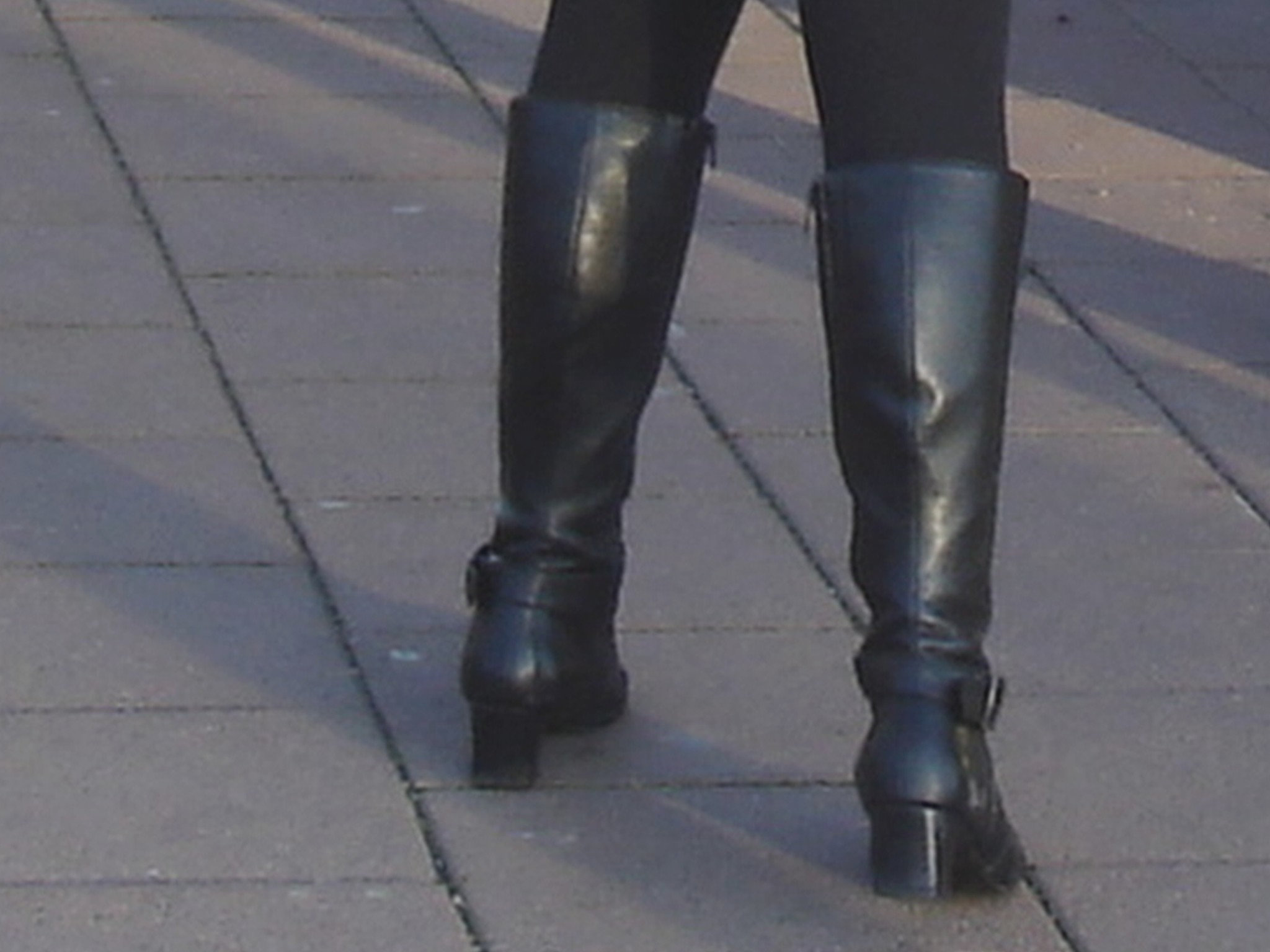 Rouquine à chapeau avec bottes à talons marteaux et boucles / Readhead hatter Lady in hammer heeled Boots with buckles - Ängelholm  / Suède - Sweden.  23-10-2008