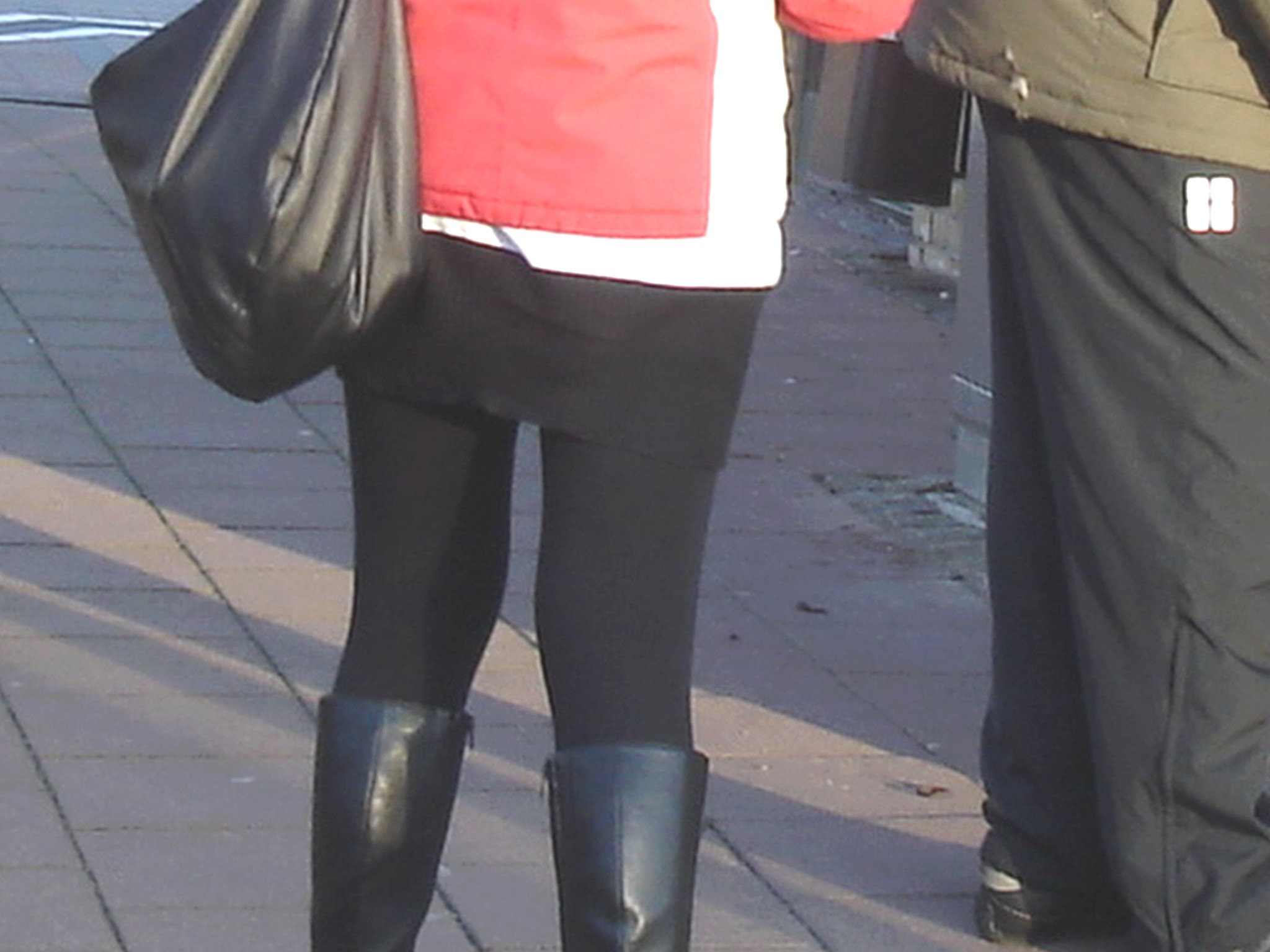 Rouquine à chapeau avec bottes à talons marteaux et boucles / Readhead hatter Lady in hammer heeled Boots with buckles - Ängelholm  / Suède - Sweden.  23-10-2008