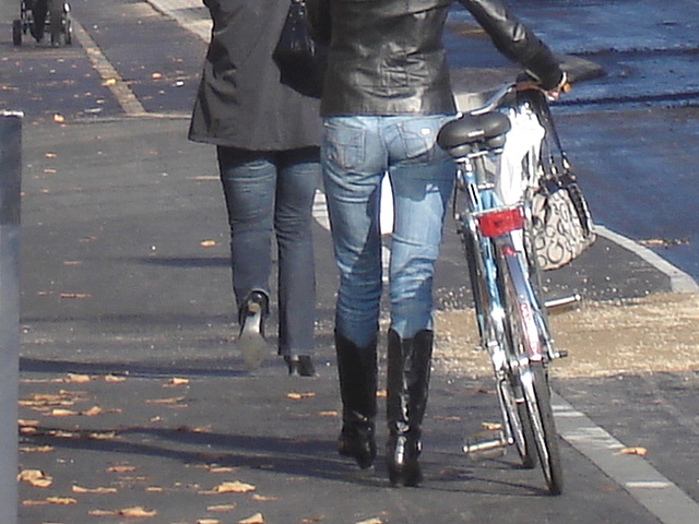 Cycliste en bottes à talons hauts / Walking Swedish biker in jeans & high-heeled boots at her cell phone - Ängelholm  / Suède - Sweden.  23-10-2008