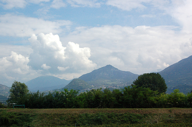 piramidecaj montoj sub nuboj