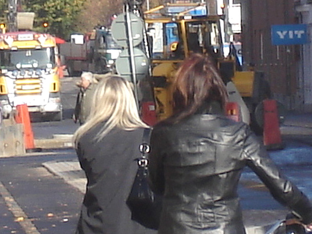 Cycliste en bottes à talons hauts / Walking Swedish biker in jeans & high-heeled boots at her cell phone - Ängelholm  / Suède - Sweden.  23-10-2008