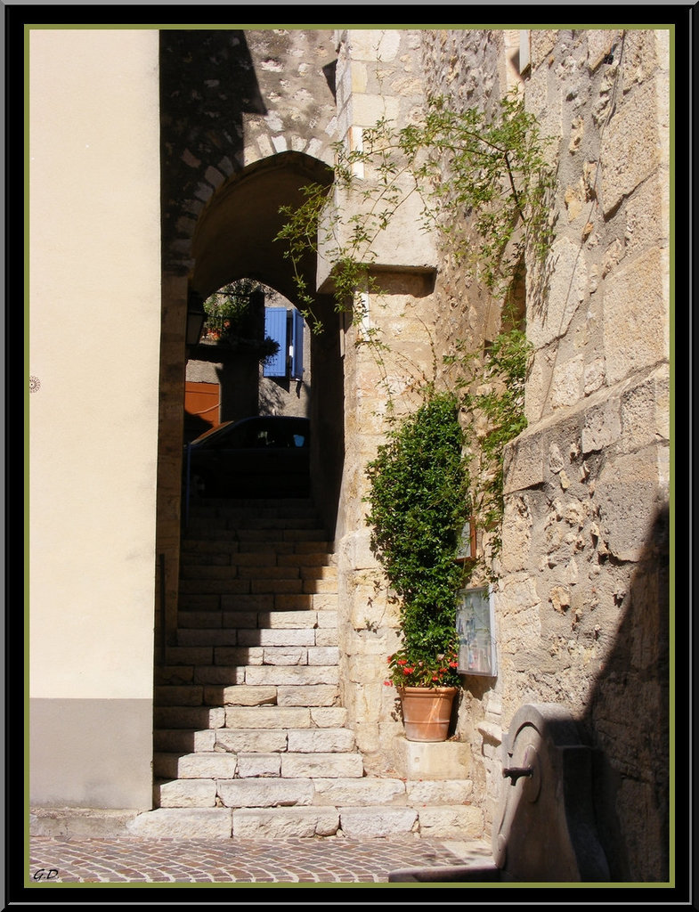 Tourrettes    Passage sous le Clocher