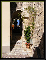 Tourrettes    Passage sous le Clocher