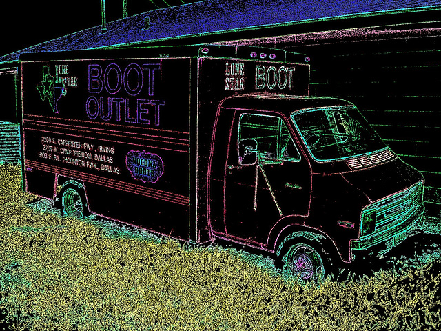 Boot outlet truck / Camion bien botté - Hillsboro, Texas. USA - 28 juin 2010- Contours de couleurs ravivées en négatif RVB
