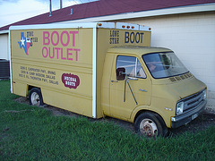 Boot outlet truck / Camion bien botté - Hillsboro, Texas. USA - 28 juin 2010