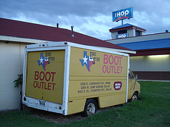 Boot outlet truck / Camion bien botté - Hillsboro, Texas. USA - 28 juin 2010
